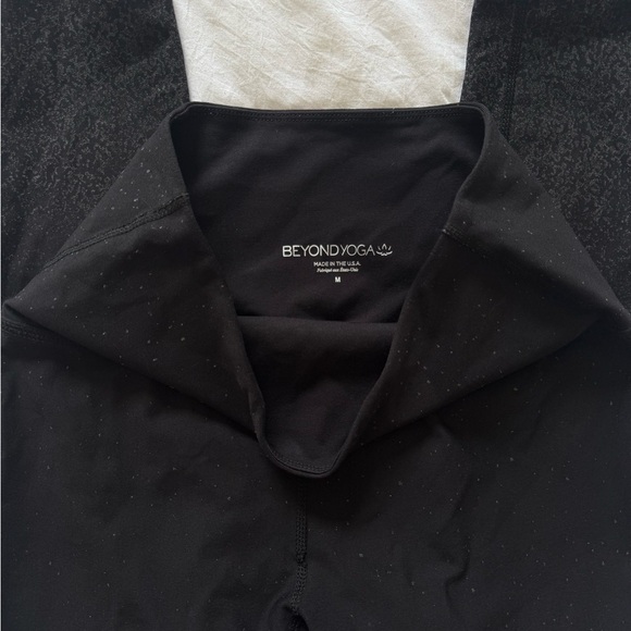 Beyond Yoga | Black Speckled Leggings M - Picture 3 of 4